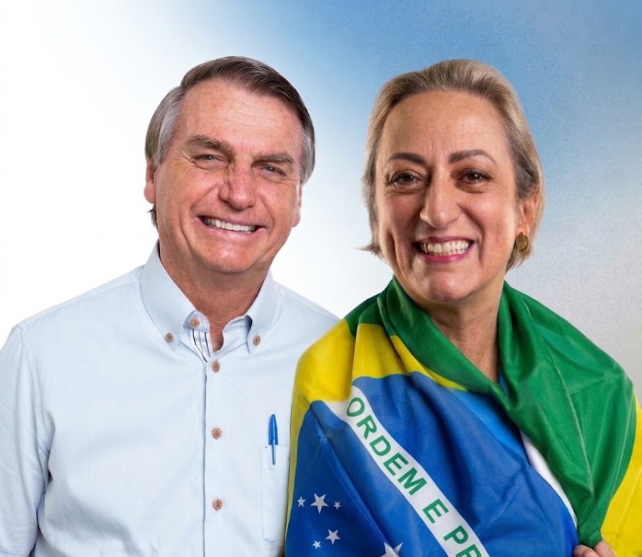 Miriam Melchiori com Jair Bolsonaro, envolta na bandeira do Brasil