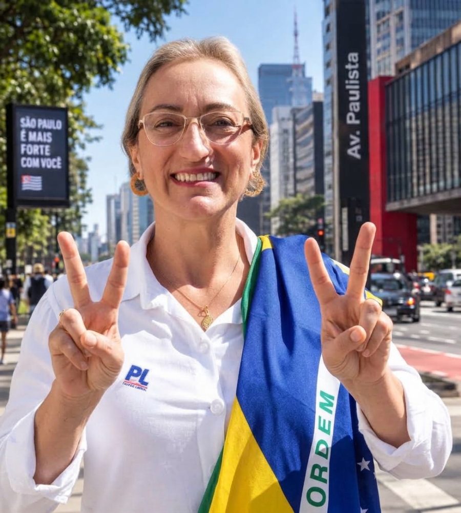 Miriam Melchiori na Avenida Paulista com a bandeira do Brasil